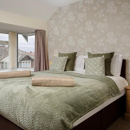 Arnside - Spacious 10-Bedroom Seaside Cottage แบล็คพูล ภายนอก รูปภาพ