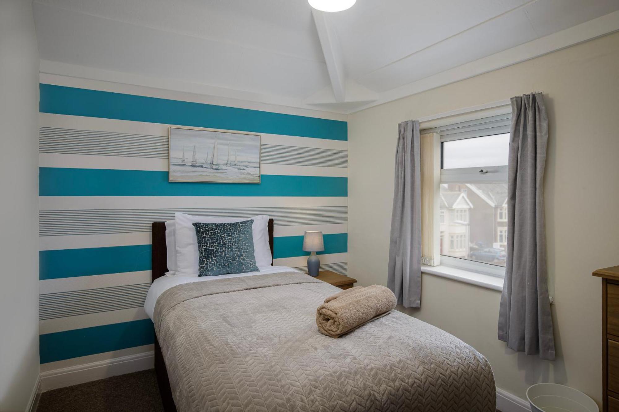 Arnside - Spacious 10-Bedroom Seaside Cottage แบล็คพูล ภายนอก รูปภาพ