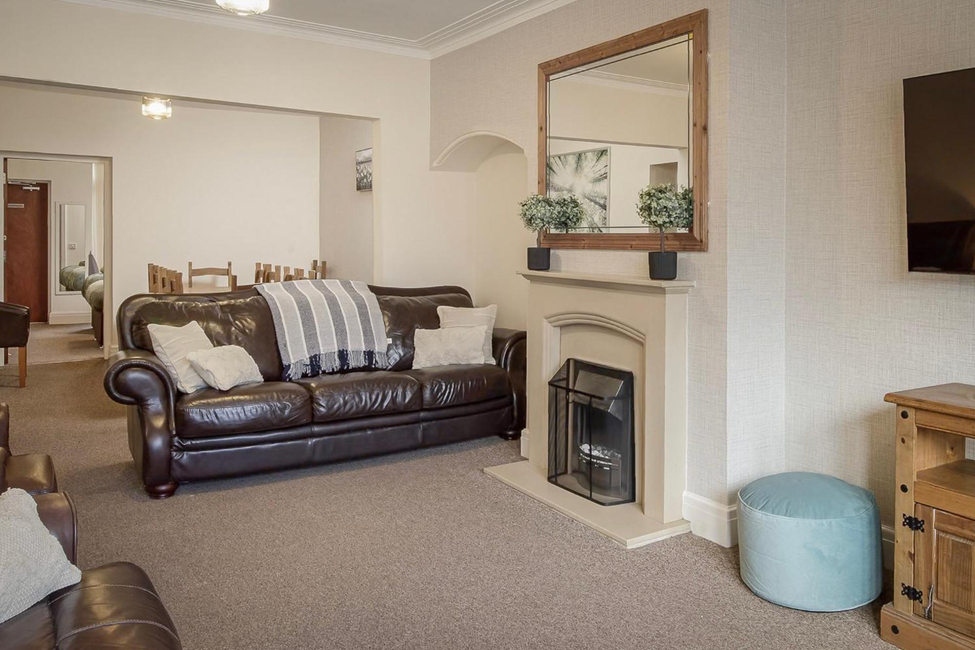 Arnside - Spacious 10-Bedroom Seaside Cottage แบล็คพูล ภายนอก รูปภาพ