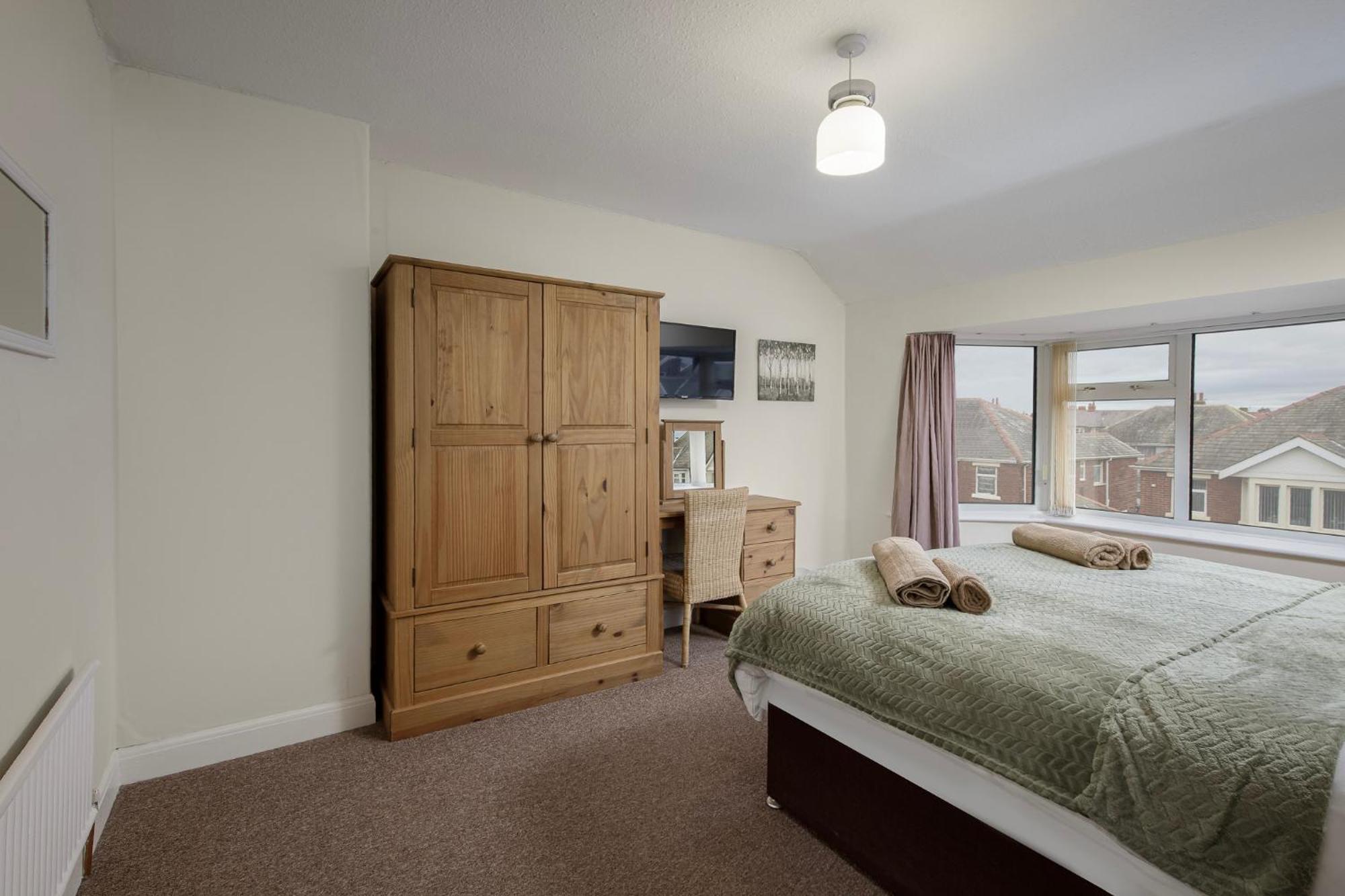 Arnside - Spacious 10-Bedroom Seaside Cottage แบล็คพูล ภายนอก รูปภาพ