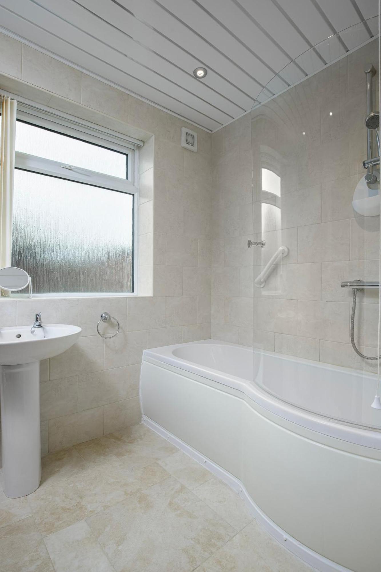 Arnside - Spacious 10-Bedroom Seaside Cottage แบล็คพูล ภายนอก รูปภาพ