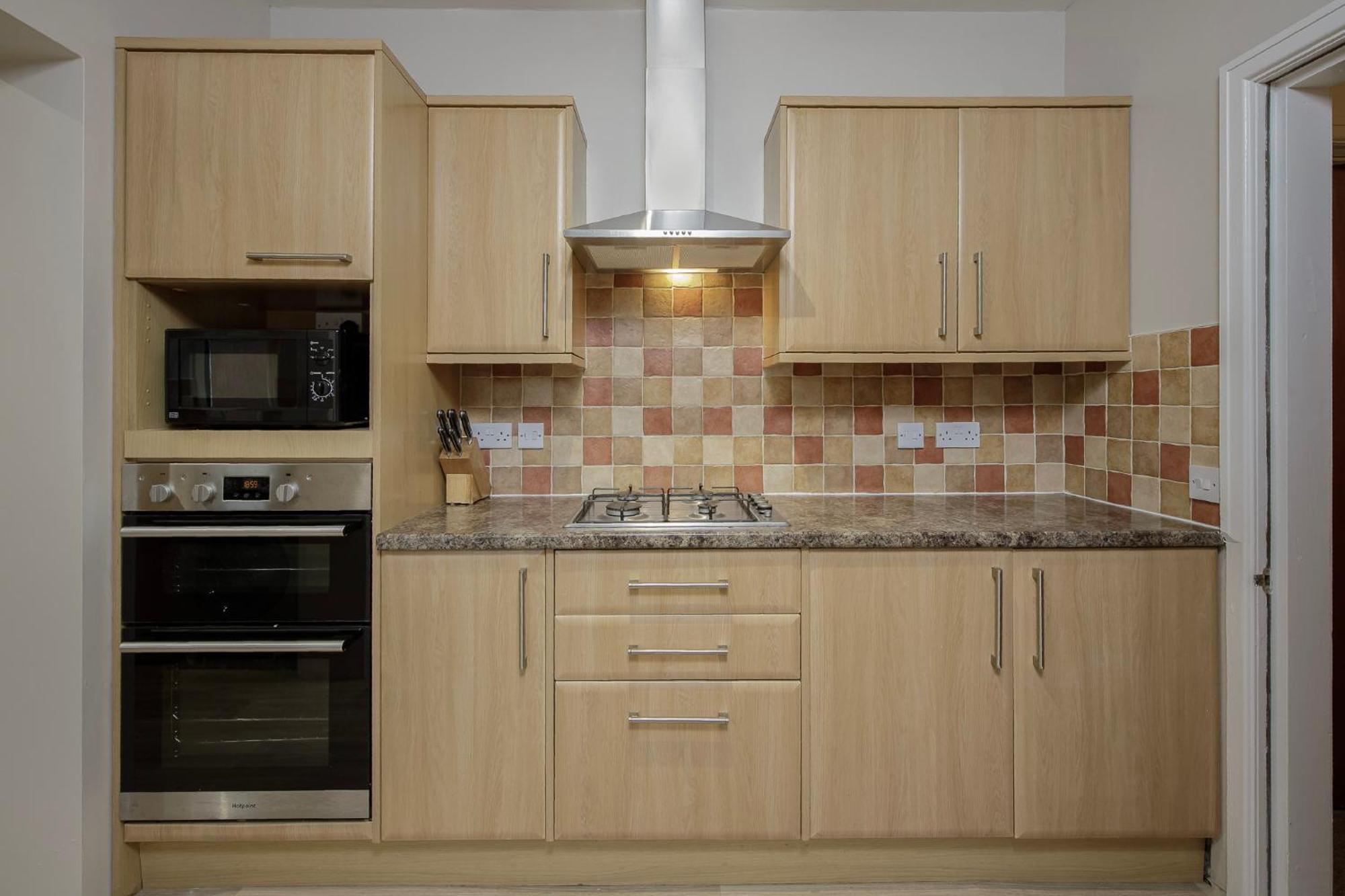 Arnside - Spacious 10-Bedroom Seaside Cottage แบล็คพูล ภายนอก รูปภาพ