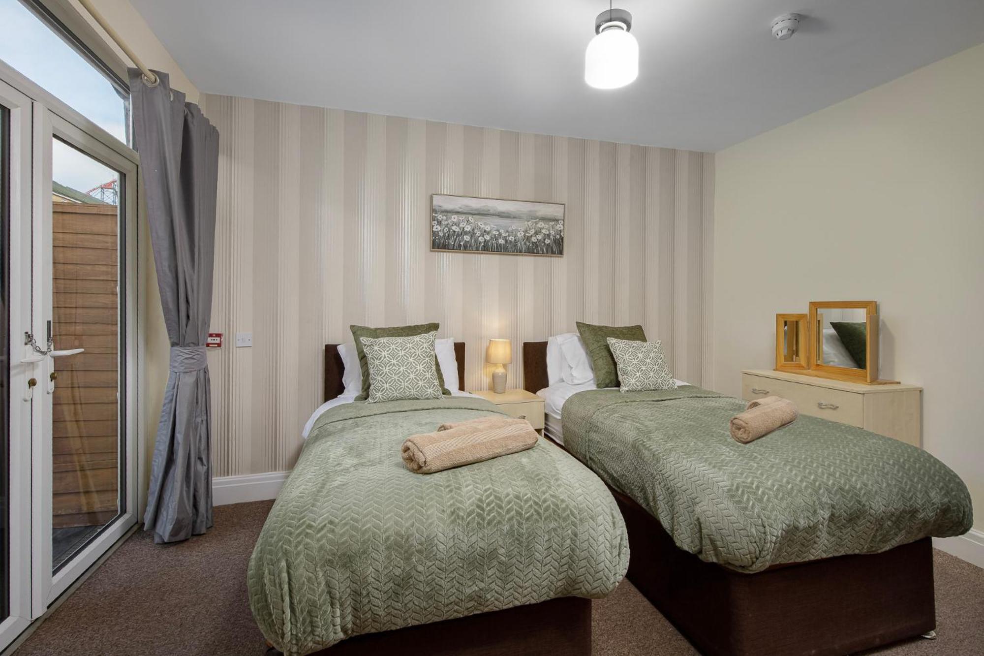 Arnside - Spacious 10-Bedroom Seaside Cottage แบล็คพูล ภายนอก รูปภาพ