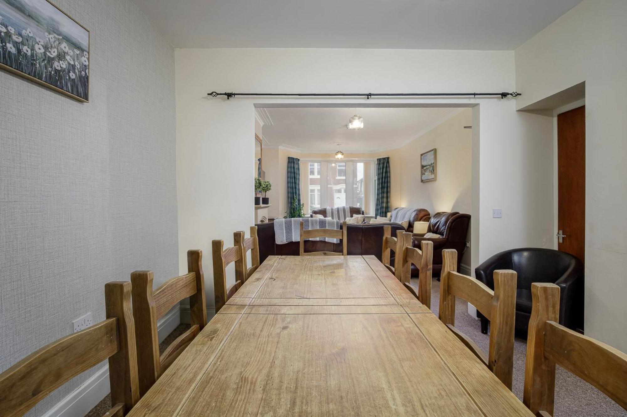 Arnside - Spacious 10-Bedroom Seaside Cottage แบล็คพูล ภายนอก รูปภาพ