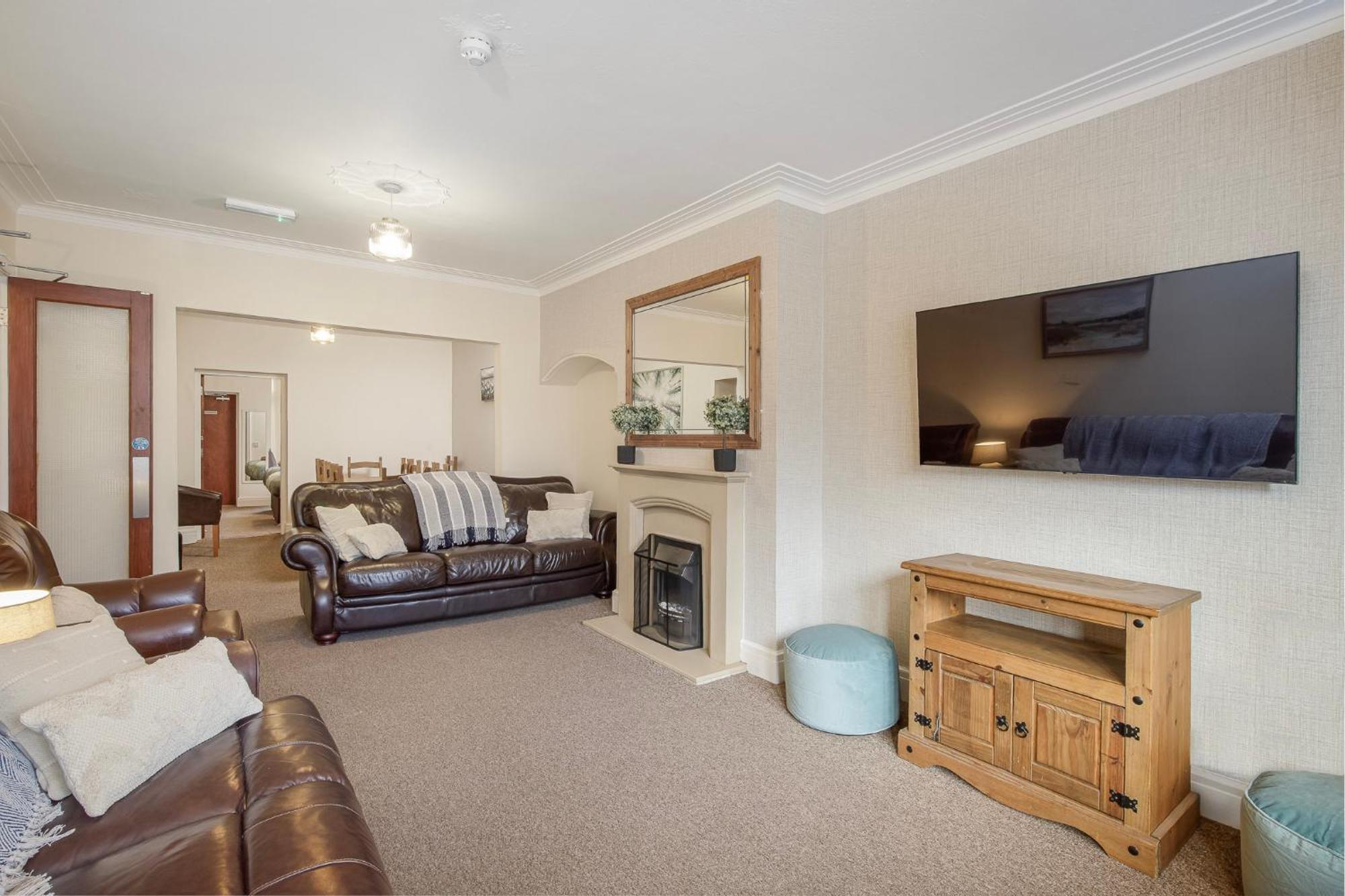 Arnside - Spacious 10-Bedroom Seaside Cottage แบล็คพูล ภายนอก รูปภาพ