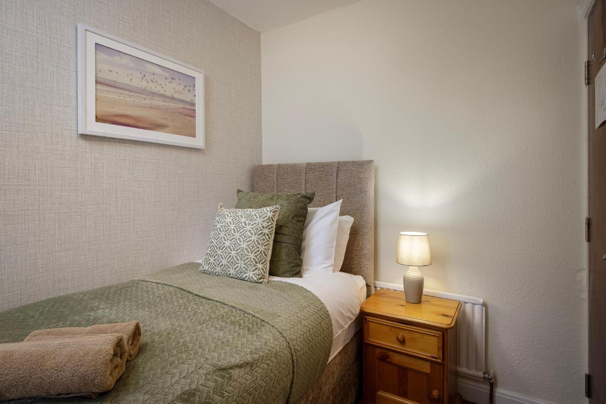 Arnside - Spacious 10-Bedroom Seaside Cottage แบล็คพูล ภายนอก รูปภาพ