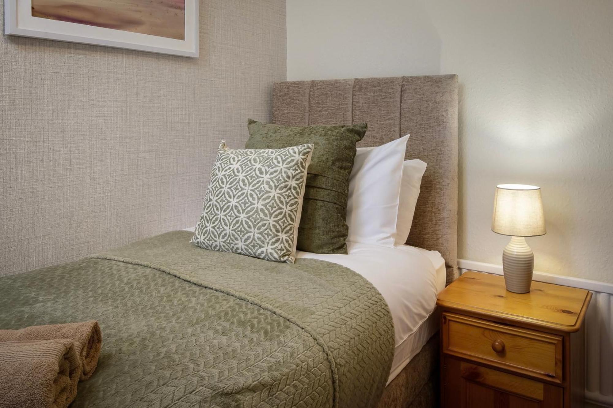 Arnside - Spacious 10-Bedroom Seaside Cottage แบล็คพูล ภายนอก รูปภาพ