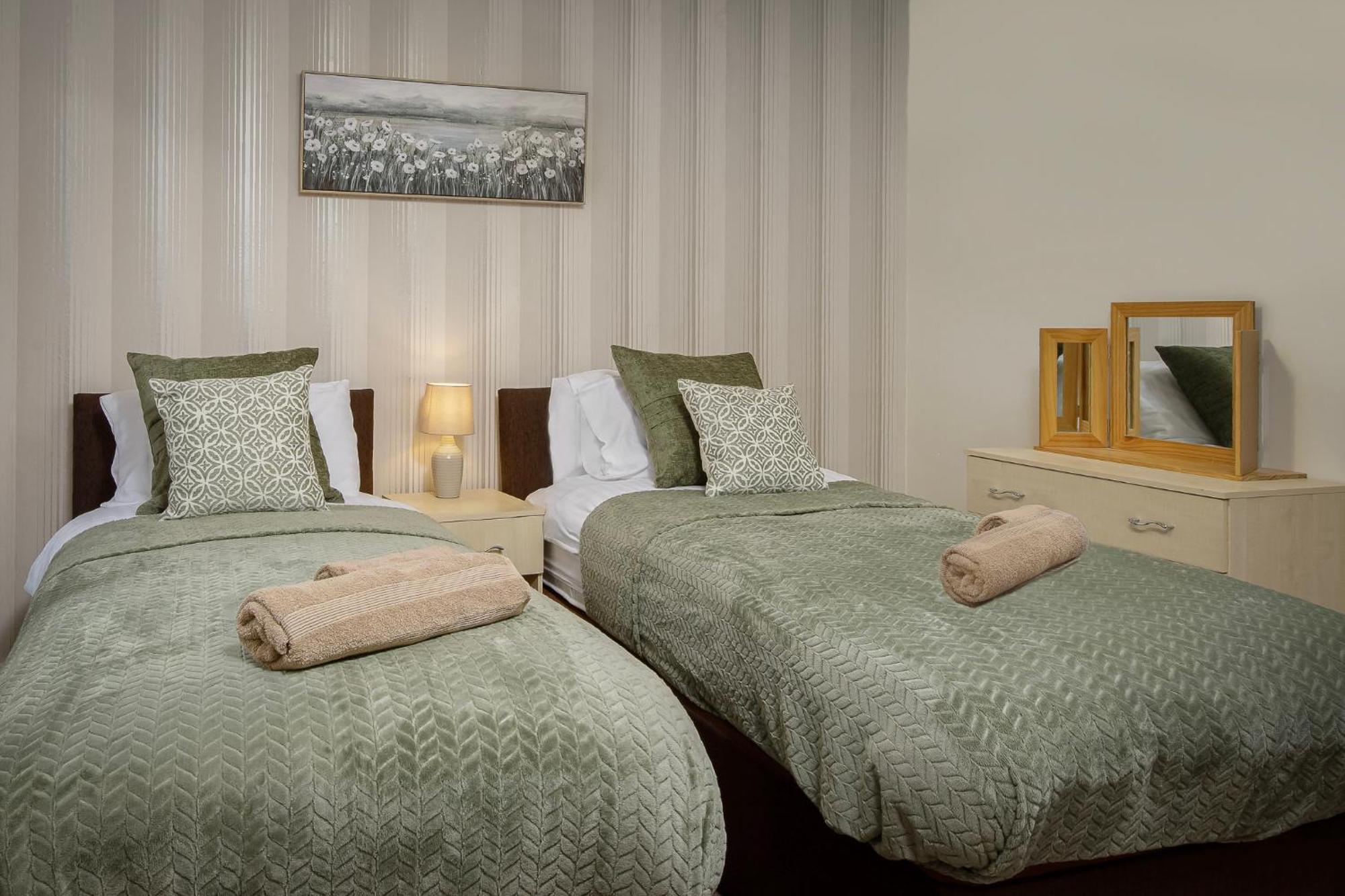 Arnside - Spacious 10-Bedroom Seaside Cottage แบล็คพูล ภายนอก รูปภาพ