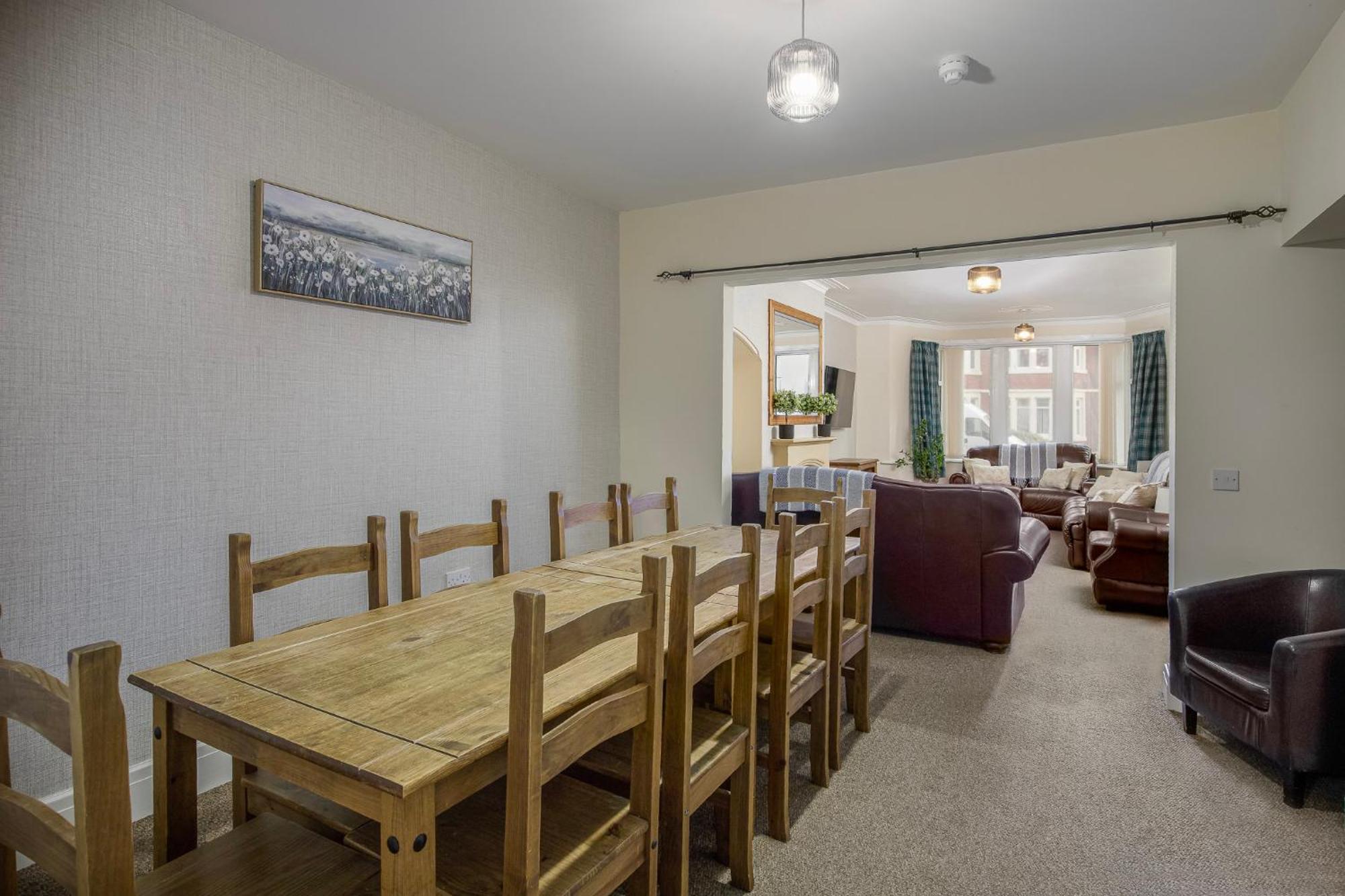 Arnside - Spacious 10-Bedroom Seaside Cottage แบล็คพูล ภายนอก รูปภาพ