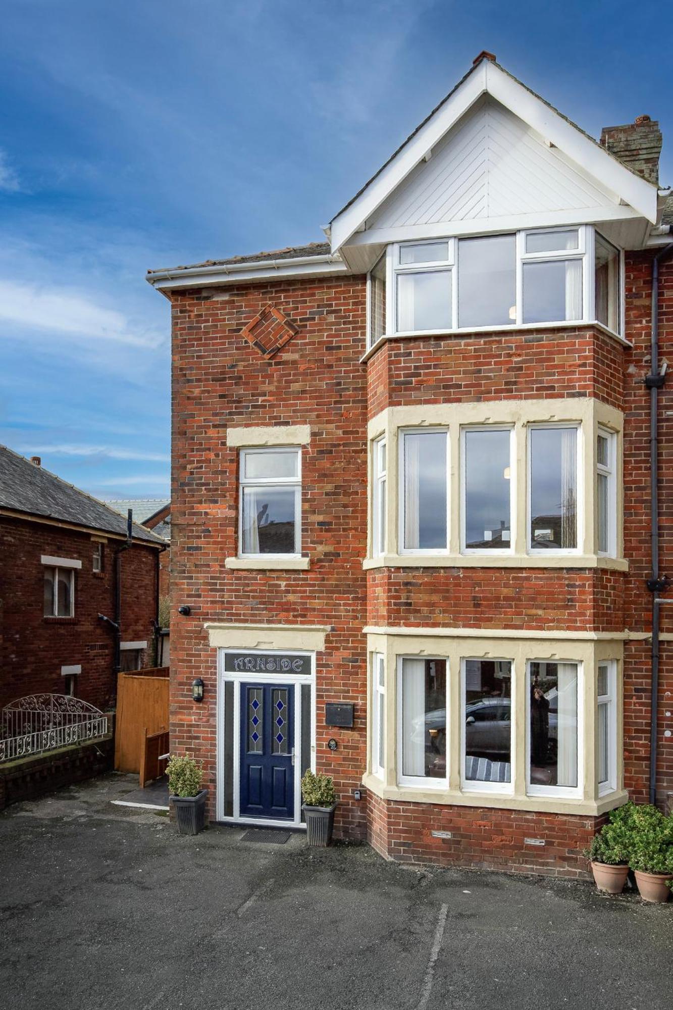 Arnside - Spacious 10-Bedroom Seaside Cottage แบล็คพูล ภายนอก รูปภาพ