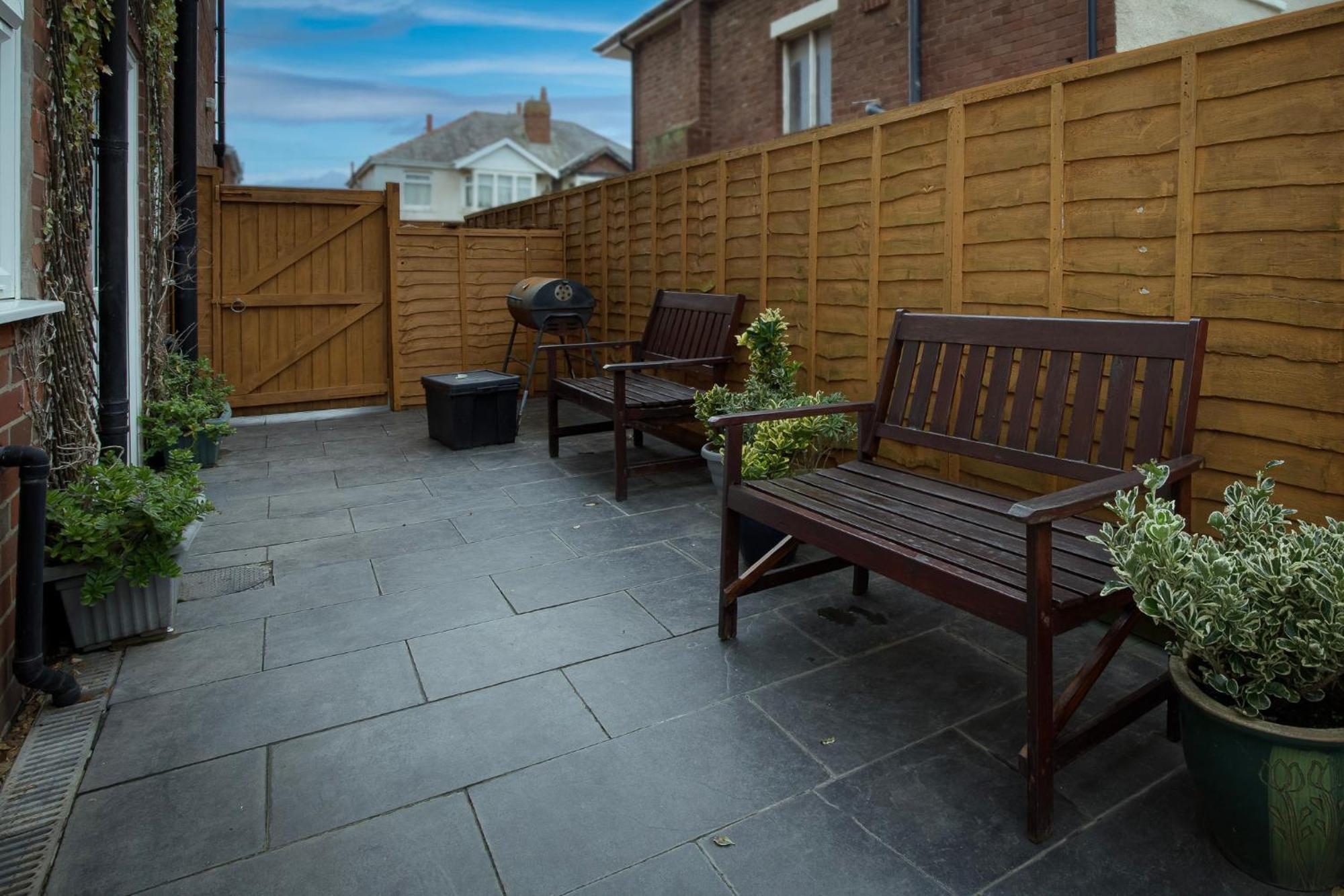Arnside - Spacious 10-Bedroom Seaside Cottage แบล็คพูล ภายนอก รูปภาพ