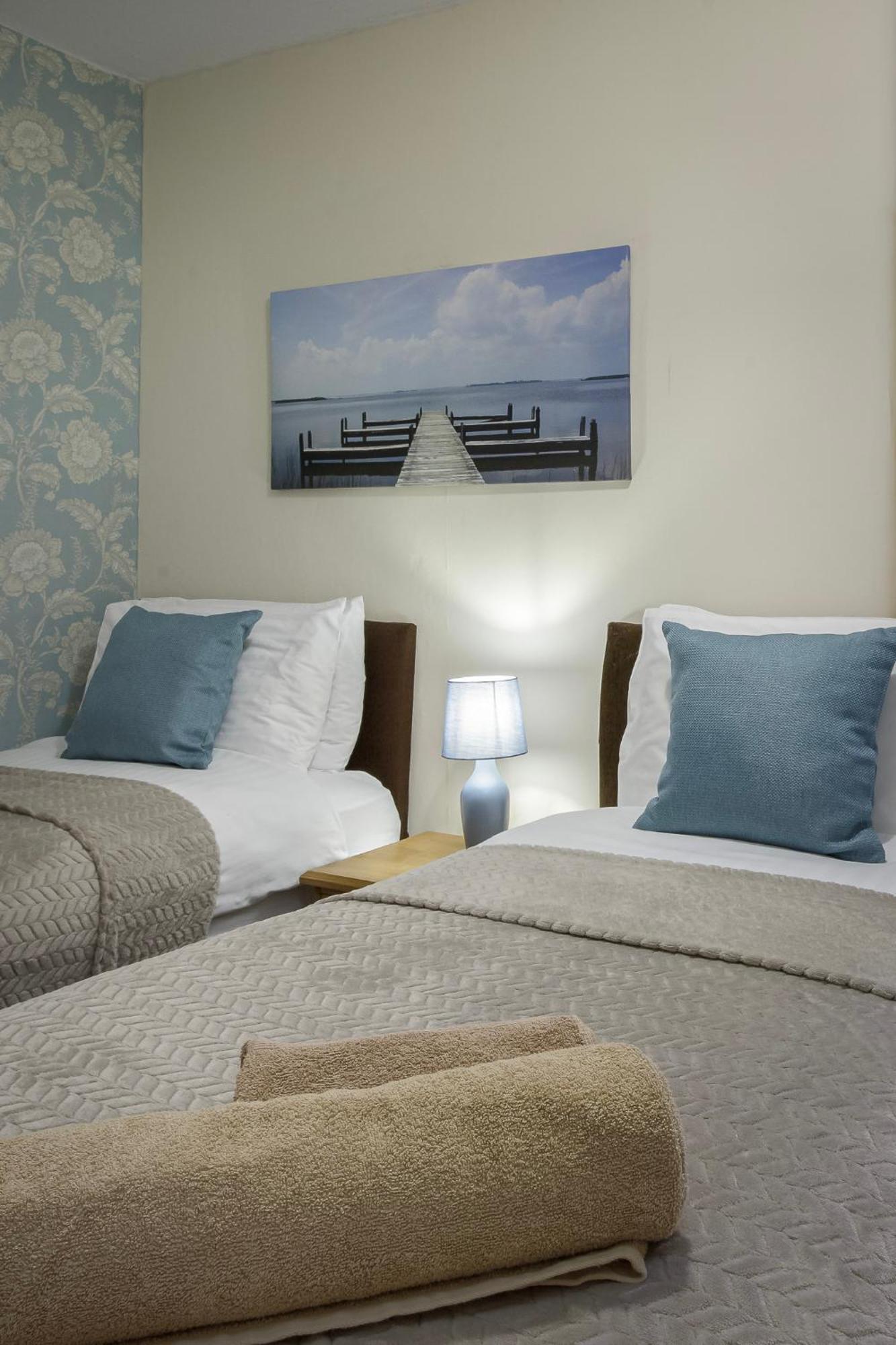 Arnside - Spacious 10-Bedroom Seaside Cottage แบล็คพูล ภายนอก รูปภาพ