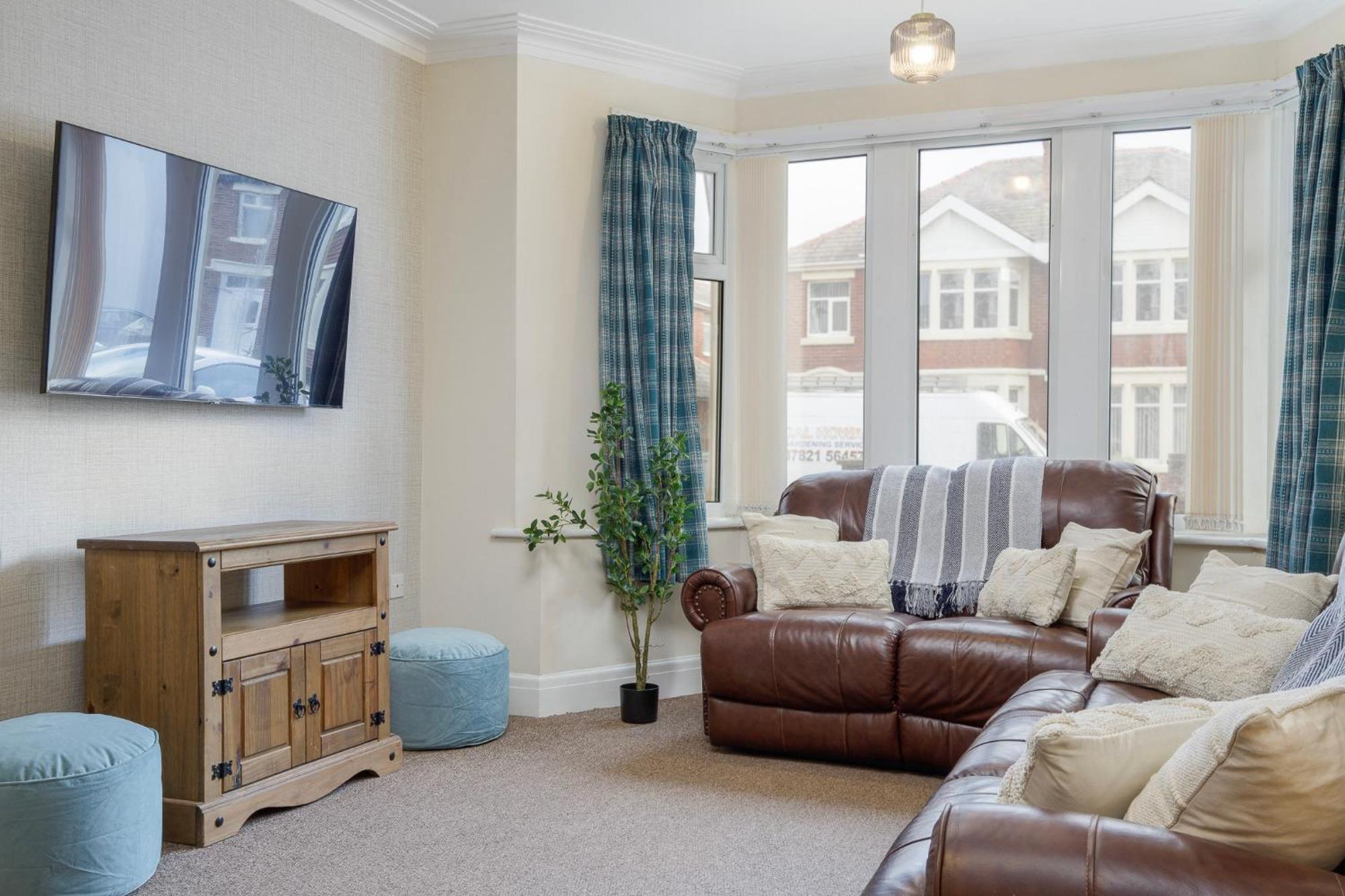 Arnside - Spacious 10-Bedroom Seaside Cottage แบล็คพูล ภายนอก รูปภาพ