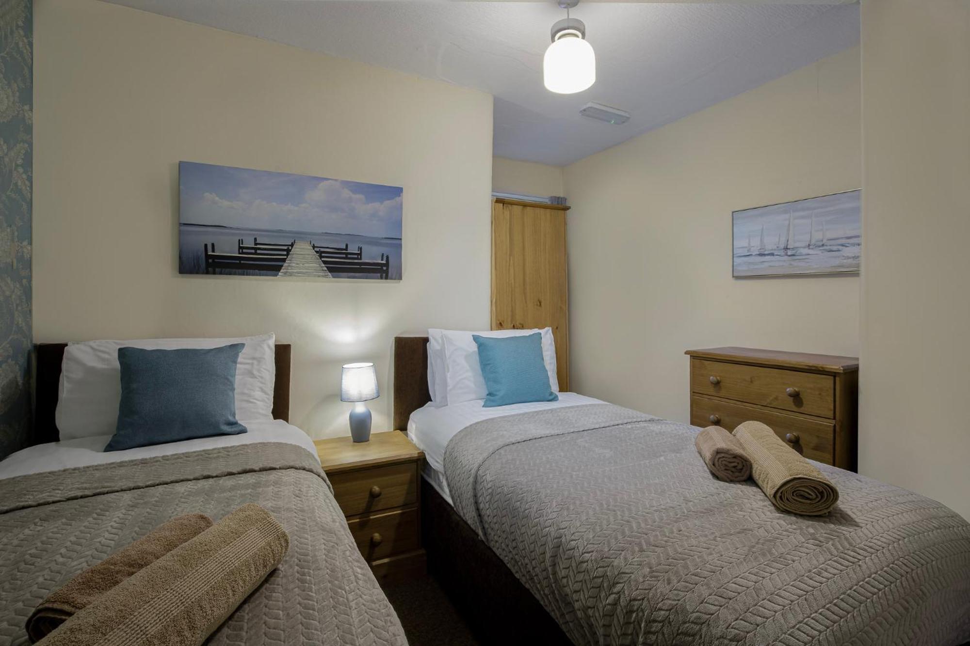 Arnside - Spacious 10-Bedroom Seaside Cottage แบล็คพูล ภายนอก รูปภาพ