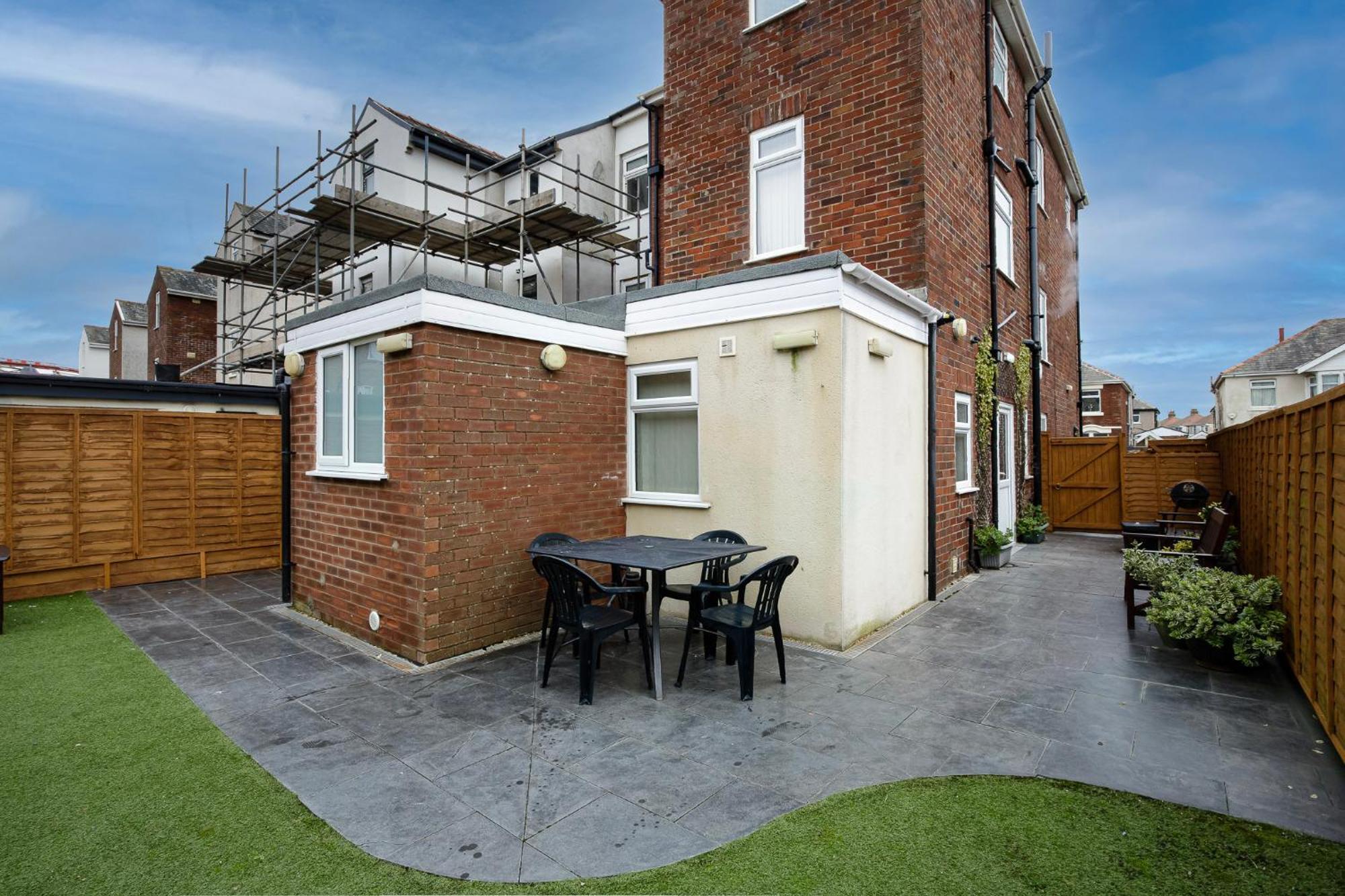 Arnside - Spacious 10-Bedroom Seaside Cottage แบล็คพูล ภายนอก รูปภาพ