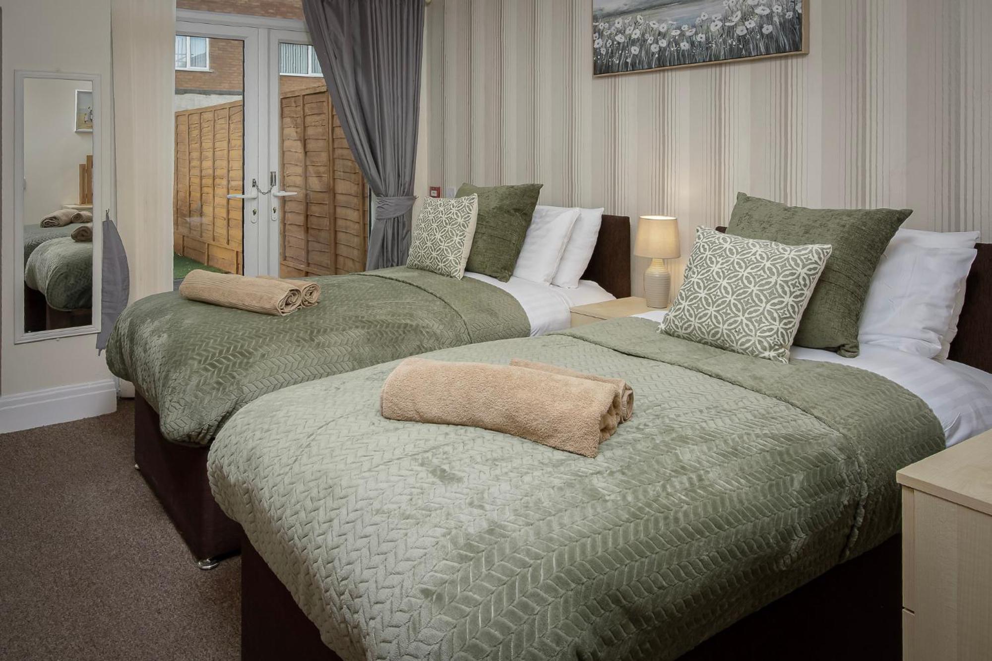 Arnside - Spacious 10-Bedroom Seaside Cottage แบล็คพูล ภายนอก รูปภาพ