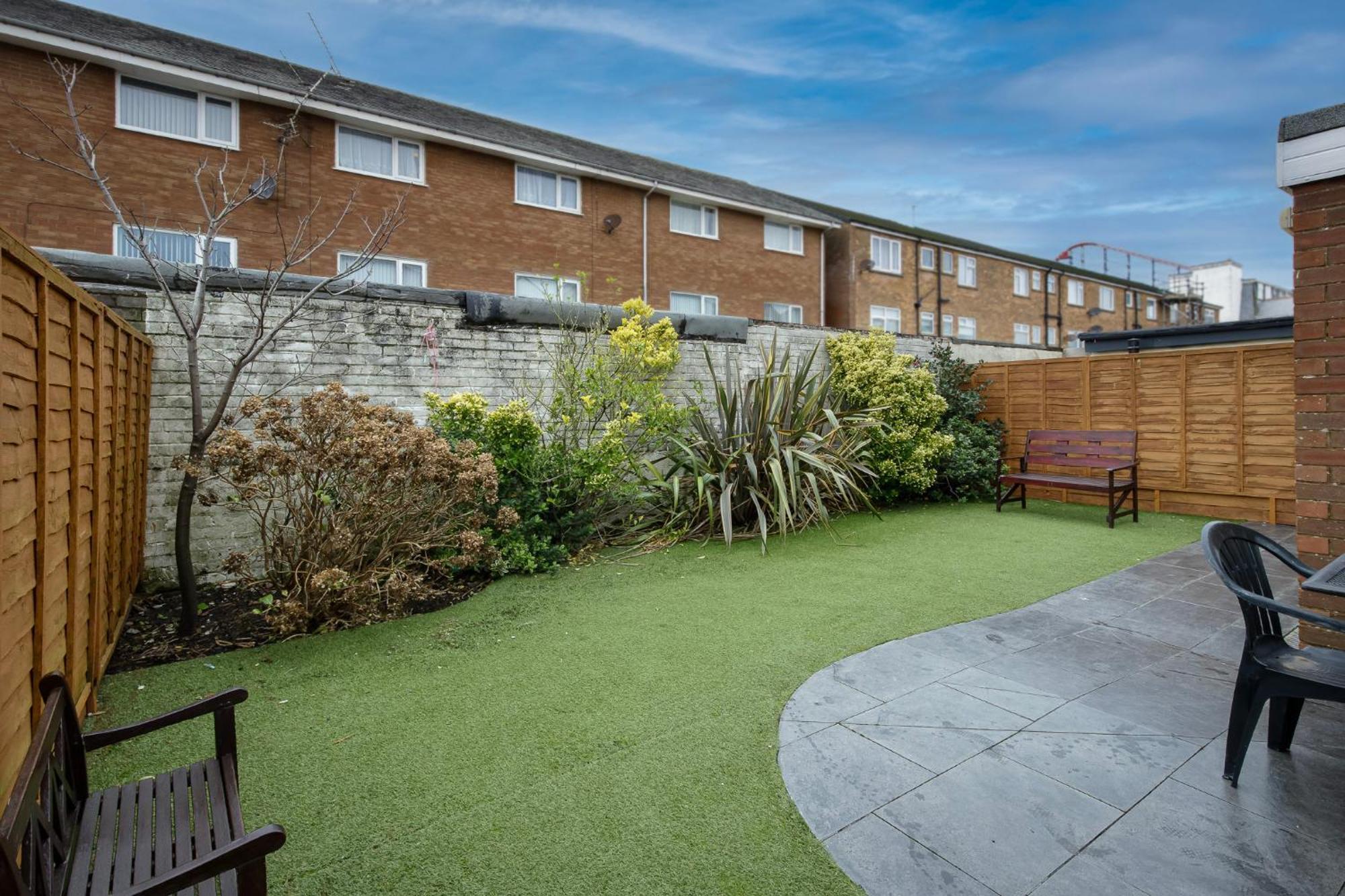 Arnside - Spacious 10-Bedroom Seaside Cottage แบล็คพูล ภายนอก รูปภาพ