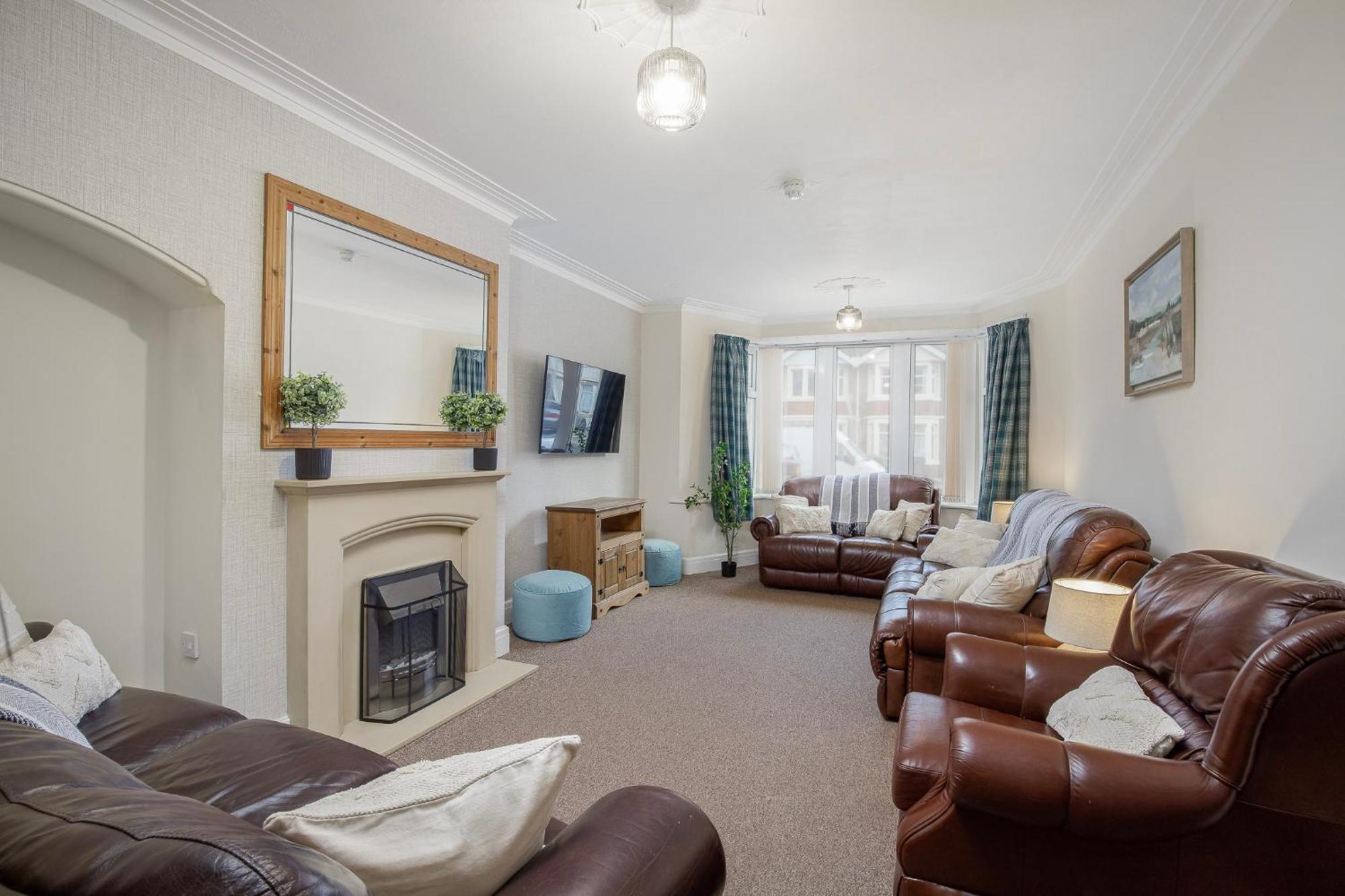 Arnside - Spacious 10-Bedroom Seaside Cottage แบล็คพูล ภายนอก รูปภาพ