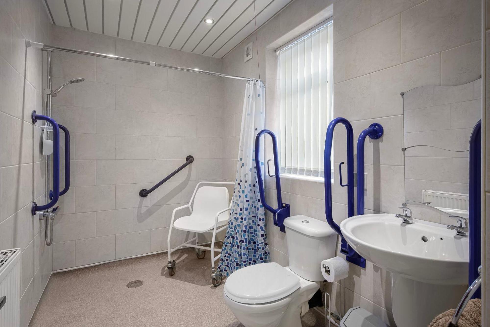 Arnside - Spacious 10-Bedroom Seaside Cottage แบล็คพูล ภายนอก รูปภาพ