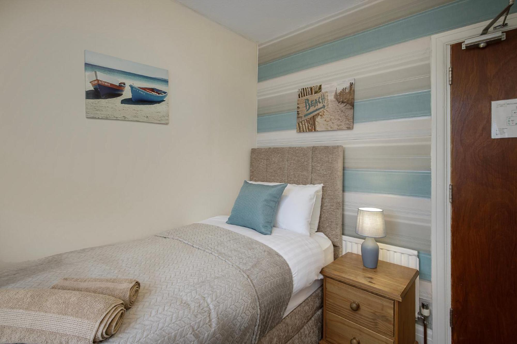 Arnside - Spacious 10-Bedroom Seaside Cottage แบล็คพูล ภายนอก รูปภาพ