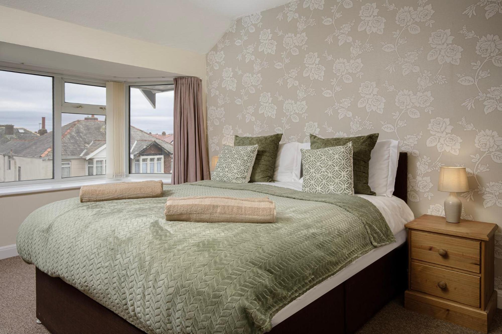 Arnside - Spacious 10-Bedroom Seaside Cottage แบล็คพูล ภายนอก รูปภาพ