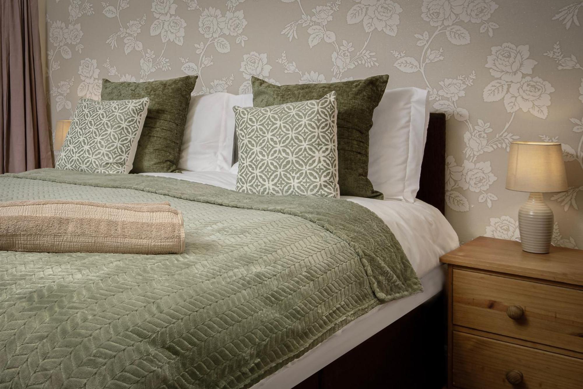 Arnside - Spacious 10-Bedroom Seaside Cottage แบล็คพูล ภายนอก รูปภาพ