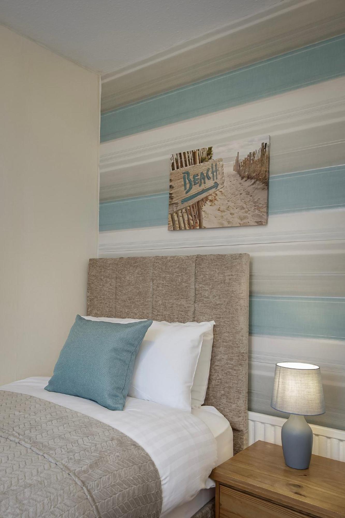 Arnside - Spacious 10-Bedroom Seaside Cottage แบล็คพูล ภายนอก รูปภาพ