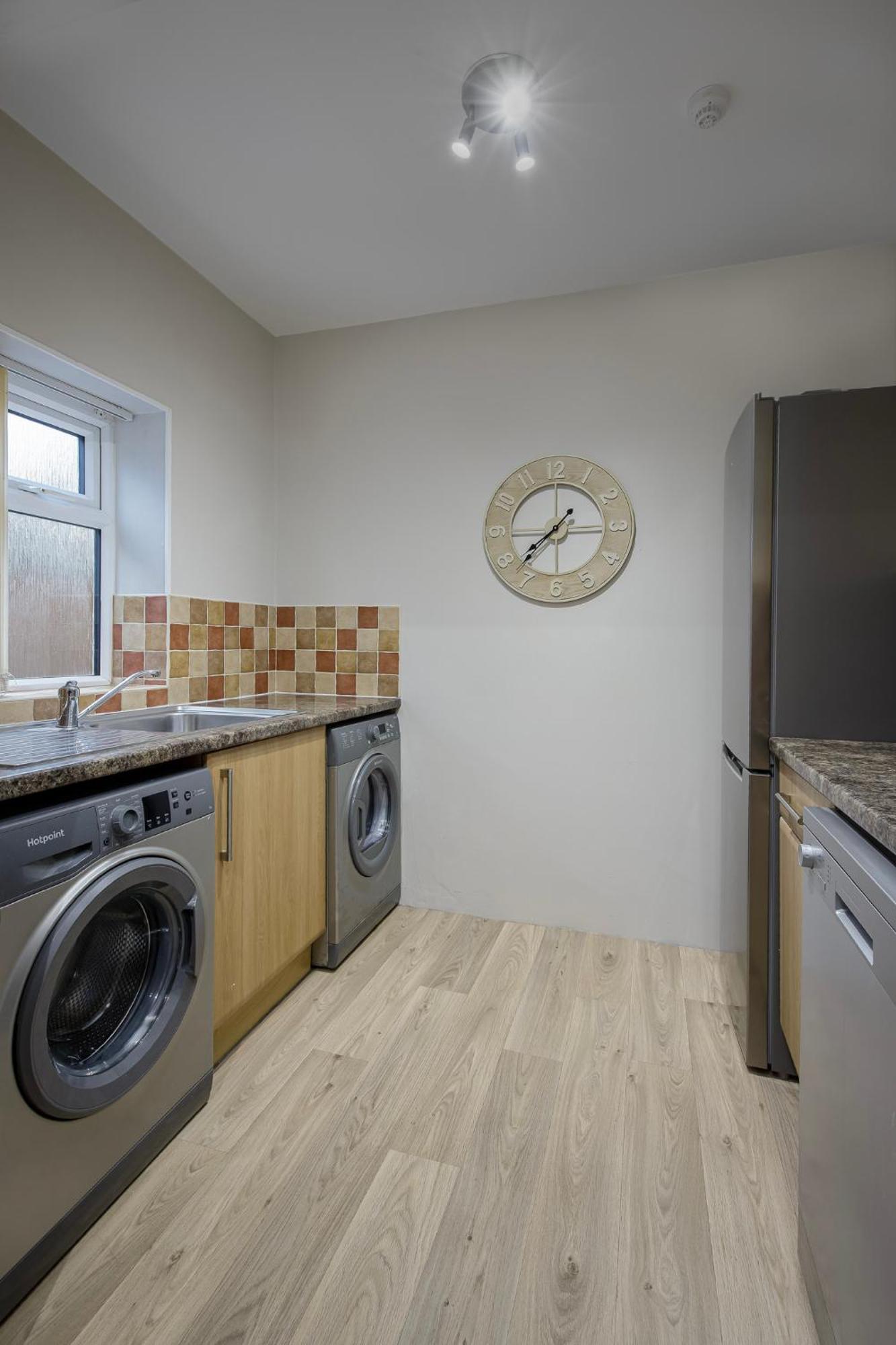 Arnside - Spacious 10-Bedroom Seaside Cottage แบล็คพูล ภายนอก รูปภาพ